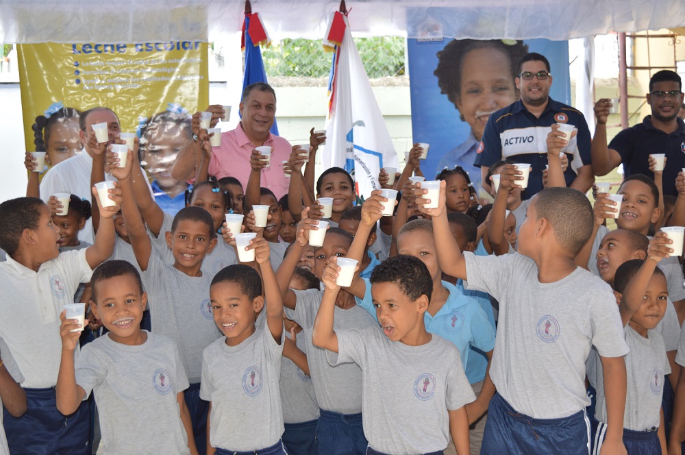 Celebran en escuela de Sabana Perdida día mundial de la leche escolar