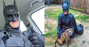Un hombre se viste de Batman para rescatar animales que serán sacrificados en Florida