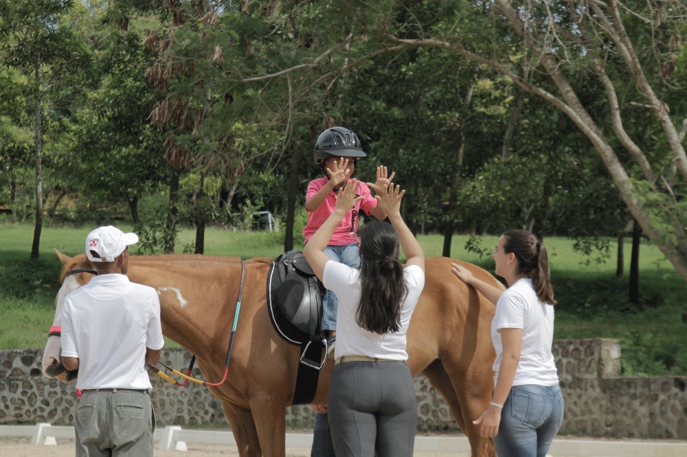 Montar a caballo una terapia alternativa para personas con discapacidades